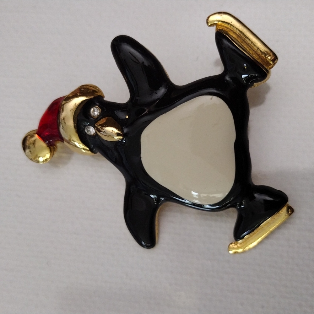 LIA Christmas penguin broach.